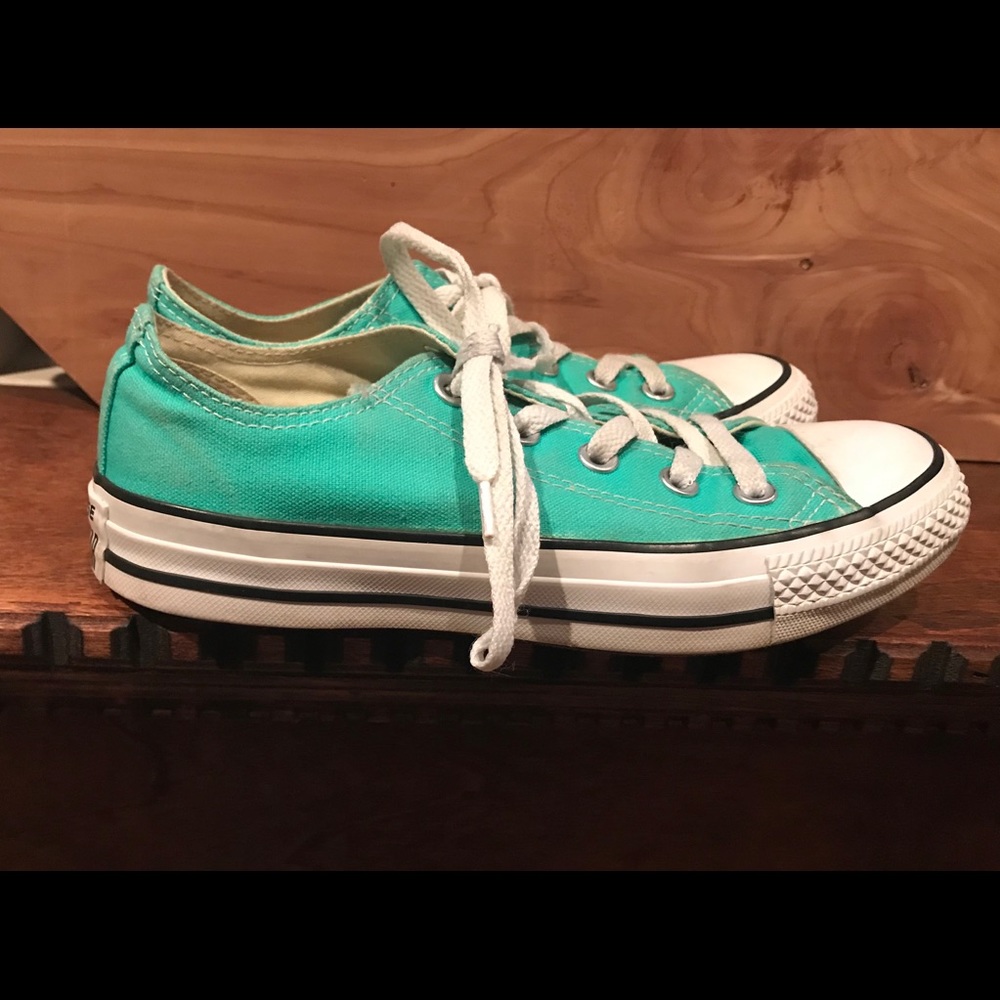 Converse Women’s size 6 ! Used but nice 🔥